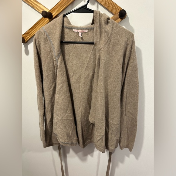 VICTORIA SECRET 100% CASHMERE WRAP TOP CARDIGAN -
M/L - Picture 9 of 9